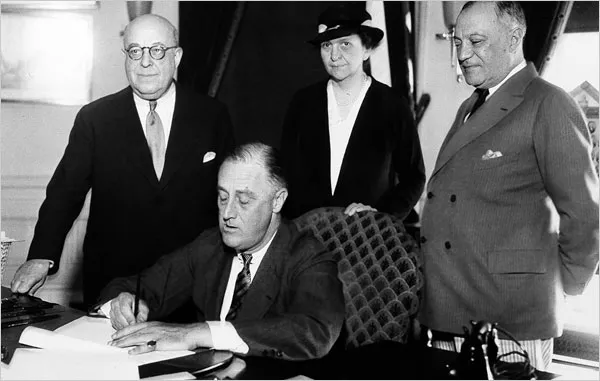 President Roosevelt signs the Wagner Act