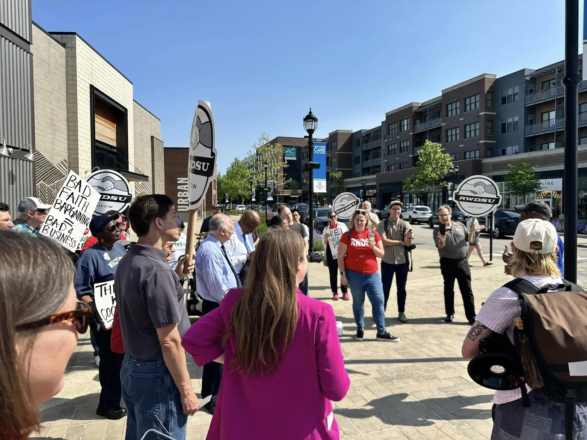RWDSU members at REI picket