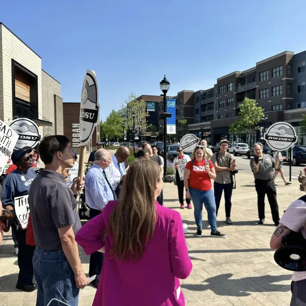 RWDSU members at REI picket